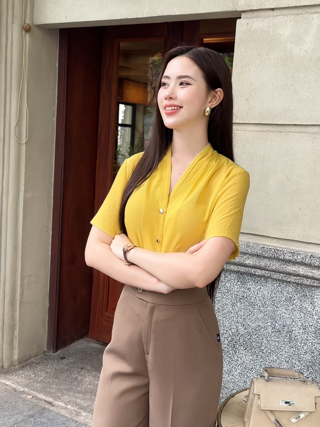 Sơ mi nhún xếp cổ – điểm nhấn nhẹ nhưng đủ “ghi điểm” cho cả set đồ. Nàng công sở chỉ cần phối cùng chân váy hay quần tây là có ngay outfit ngọt ngào và tinh tế! Không cần quá nhiều chi tiết, chỉ một đường nhún xếp nơi cổ áo cũng đủ khiến thiết kế trở nên duyên dáng và khác biệt. Nàng mặc lên là thấy dịu dàng hơn một nhịp. #ukfashionofficial #ukfashion #somicongso #quancongsonu #OOTD #setdoxinh #xuhuong