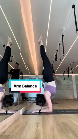 arm balance ~ plank dolphin dolphin dolphin 😇🐬🙃  . #windydenisa #armbalance #yoga #yogatok #yogajourney #yogapractice #yogadaily #beginneryogis #pincha 