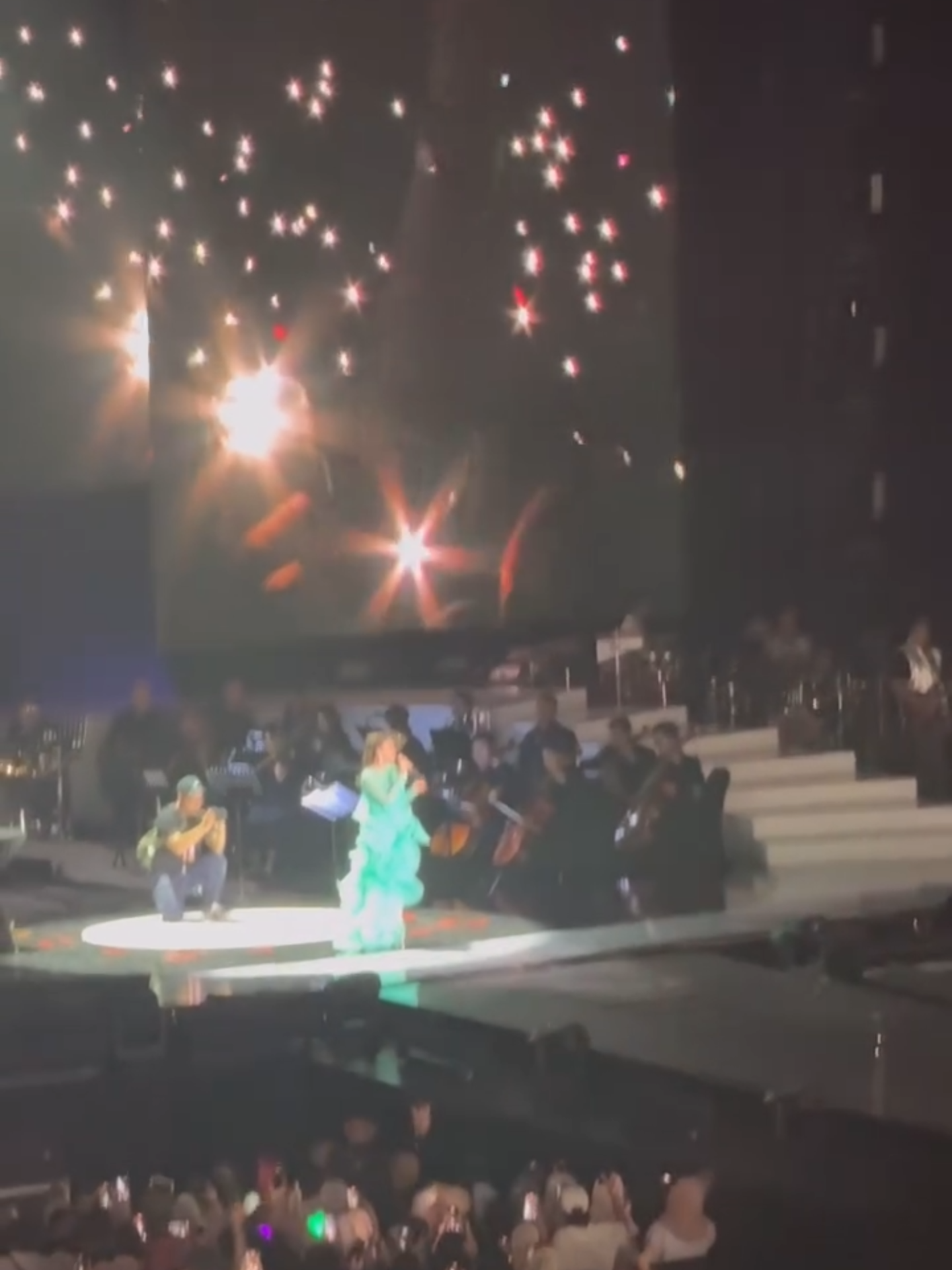 #MomenEpic #LautanCahaya #PenontonSeru #MusikHidup #AcaraMusik #FlashlightMoment #SeruBanget #GoodVibesOnly #KonserTerbaik #IndahnyaKebersamaan #MusicIsLife