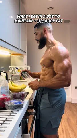 Staying shredded all summer while eating good💯 Not starving myself, but fuelling my body right⛽️ by choosing nutritious ingredients🥦 and maintaining a calorie deficit📉 To stay energised throughout the day I eat food that provide a slow release of energy like meat🥩 and complex carbs such as whole grain🌾 vegetables🥬 and fruit🍓  I try to limit calorie-dense food like fried food and food high in sugar🧁 and unhealthy fats🥓 Food high in simple carbs may satisfy your cravings in the short term, but you’ll soon feel hungry again after eating them. #healthyeating #shreddingseason  #fitfood #eatinaday #Foodie #healthydiet #mealplan #mealprep #mealtips #shreds #foodtips #nutrition
