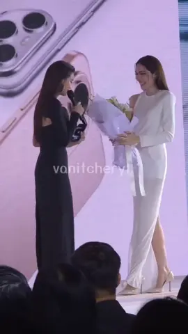 🥰 Em bé lên tặng hoa cho chị @ENGFA @Charlotte A.  #xuhuong #HONOR400SeriesWithENGFA #HONORCHOICEEarbudsClip #englot #อิงล็อต 