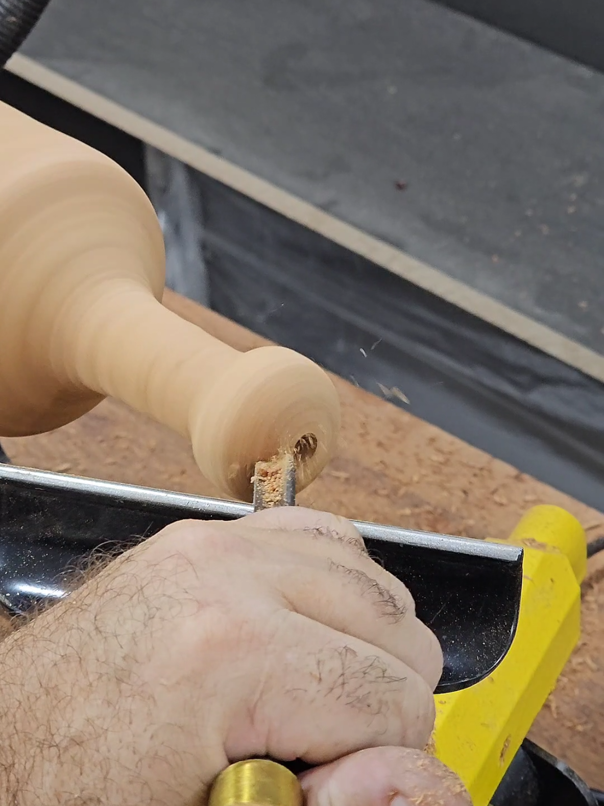 Esse foi meu segundo projeto no torno Manrod MR‑12241. Um vaso decorativo feito com calma, atenção aos detalhes e aproveitando tudo que essa máquina incrível tem a oferecer. Sigo explorando uma nova fase no meu trabalho com madeira — e esse torno ainda vai aparecer bastante por aqui. Lá no canal (link na bio) tem um review completo com minhas impressões sobre o equipamento e também meu primeiro projeto com ele. O acabamento dessa peça foi feito com o Cristal Oil, da WoodWood, que você encontra no site escutaveio. E com o cupom CUPIM5, ainda tem aquele descontinho. Nada disso seria possível sem a generosidade e o incentivo do meu amigo e professor @odairlucaslucas que me ensinou com paciência e me encorajou a seguir em frente na arte de tornear. Gratidão, de verdade. 🙏 #woodturning #casa #artesanato #marcenaria #DIY #carpinteria #madeira 