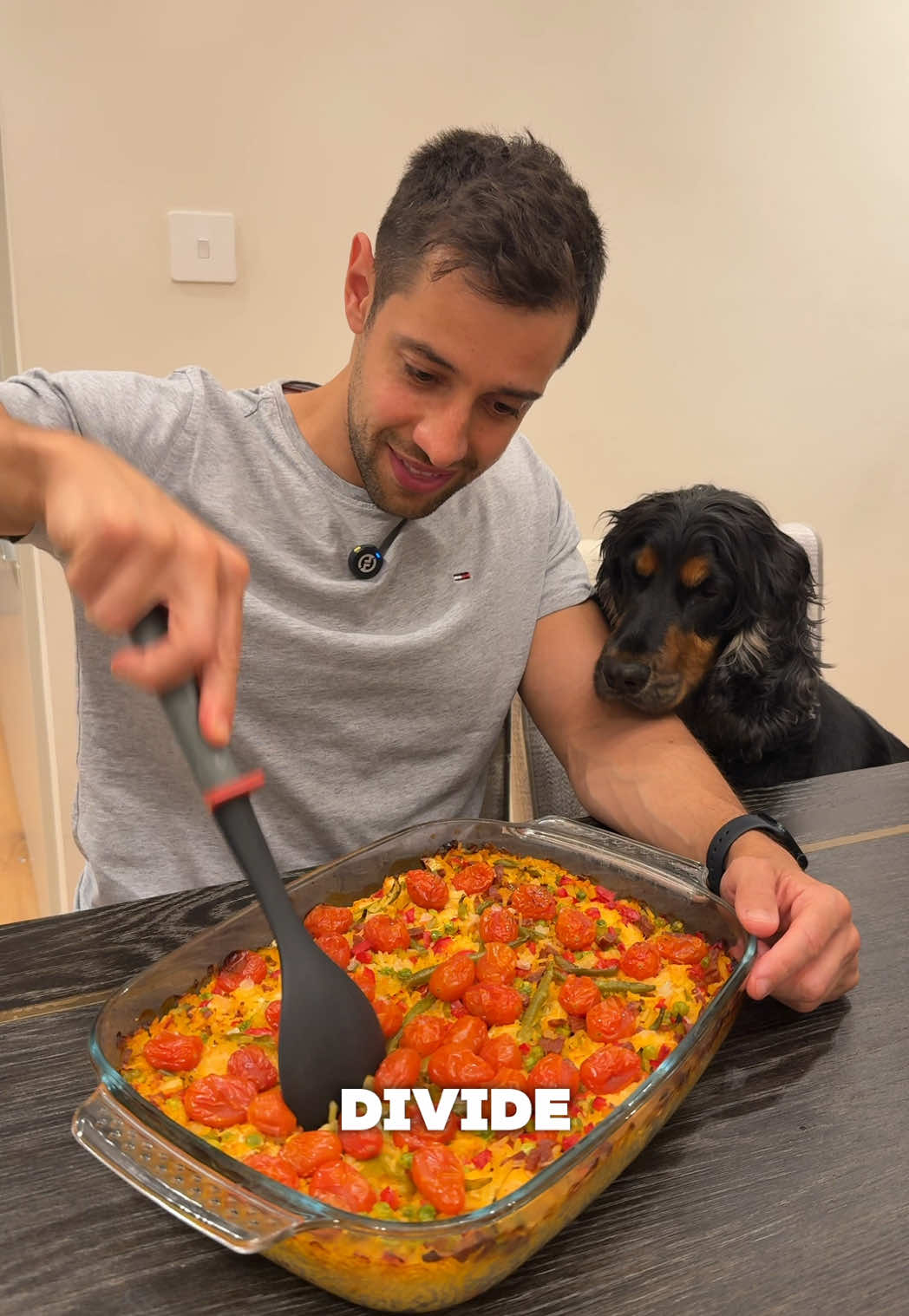 💾 Save this recipe for later HERE ⤵️✨ 🥘 Super simple one dish, chicken and chorizo high protein meal prep you can try. Recipe (4 servings): 🍚 200g rice 🐔 500g chicken 🍖 100g chorizo 🫑 1 pepper 🧅 1 onion 🍅 400g plum tomatoes 🫛 100g peas 🫛 100g runner beans 🥫 Paprika, garlic granules, salt and pepper 🥛 500ml water with 2 chicken stock cubes and pinch of saffron 1. Combine and mix all ingredients together. Top with cherry tomatoes. 2. Bake in a preheated oven at 200 degrees celsius for 50 minutes. 3. Remove foil for a further 10 mins Leave to rest for 5 mins.  Enjoy! ——— Each serving: Calories 501 Protein: 42g Carbs: 48g Fat 15g