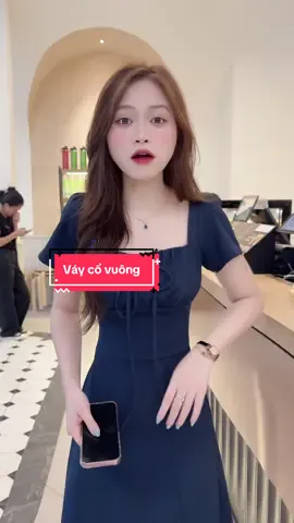 Váy cổ vuông xẻ tà