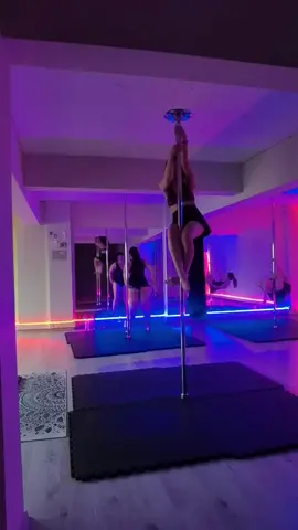 #pole #polesport #polefit #poledans #poleworkout #polefitnessbeginner #polefittness 