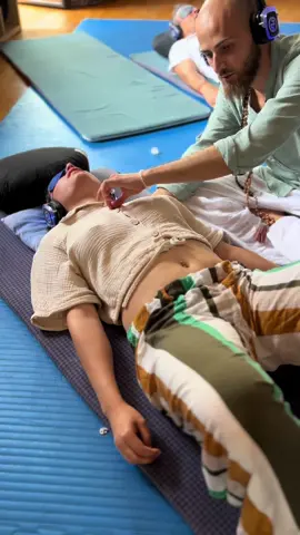 🌿✨ Risveglia la tua **energia Kundalini** ✨🌿 Dentro ognuno di noi si cela una forza potente e dormiente alla base della colonna vertebrale: la Kundalini. Quando questa energia si risveglia, inizia un viaggio di trasformazione profonda – fisica, mentale e spirituale. 💫 Attraverso pratiche come **yoga, meditazione, respiro consapevole e mantra**, possiamo attivare questo flusso divino, espandere la nostra coscienza e connetterci con la nostra vera essenza. 🌺🧘‍♀️ ⚡ Sentila salire. Ascolta il tuo corpo. Abbraccia il cambiamento. 🌈 Il risveglio è già iniziato… sei pronto/a a seguire il richiamo? \#Kundalini #EnergiaInteriore #RisveglioSpirituale #YogaKundalini #Consapevolezza #Meditazione #EnergiaVitale #Spiritualità #CrescitaPersonale #Risveglio