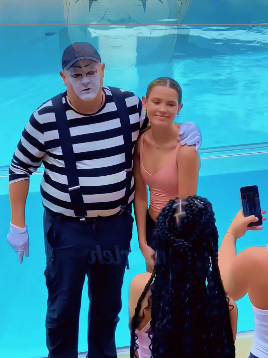tom The mime 😂😂 #tomthemime #seaworld #seaworldmime #mrbeast #mimeseaworld 