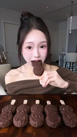 ASMR กินไอศกรีม วอลล์ มาร์ชเมลโล่ ช็อก ครัมบ์เบิ้ลกันนนน🤍🤎 #ASMR #อร่อยบอกต่อ #รีวิวขนม #tiktokพากิน  #วอลล์มาร์ชเมลโลช็อกครัมบ์เบิ้ล