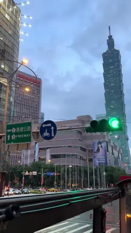 我的城市已經鋪滿的愛等你的到來，而你什麼時候才願意和我一起，早點希望台北有你的身影⋯⋯