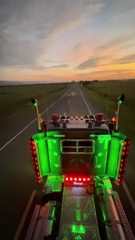 Un amanecer tal ves una mañana hermosa volverás#reyesdelasfalto #kenwortht800 #fypppppppppppppp #solotrucks #tanquerosporcolombia #vallenato #losdiablitosdelvallenato #mulascolombianas #amanecerbonito #mulasconestilo💎🇱🇷 #exotica 