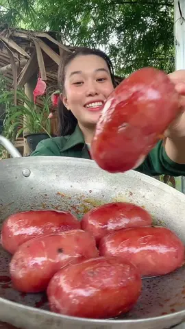 Chén cơm nguội, cục lạp xưởng tươi với chén nước tương, dưới quê hay ăn vầy ak mn #catlai 