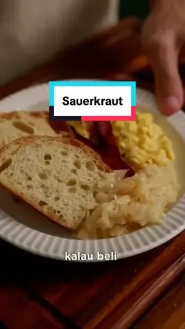 Sauerkraut! 🥬 sebenernya kadar garem bisa aja naik sampe 5%, cuma gua udh coba & 2% ini yang paling oke untuk dapetin balance rasa asam  & asin dari fermentasinya  modelan sayur fermentasi kayak sauerkraut ini juga enak banget distock supaya ga bingung nyari sumber serat & probiotik dari mana. dan ini bisa ditambah spices jg kalau mau coba eksperimen sama aromanya.  Resep:  Kol  Garam 2% Spices sesuai selera #leyomasak #cooking101 #sauerkraut #fermentation #basiccooking 