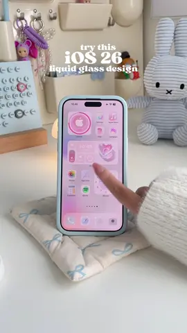 gimana pendapat kalian tentang tampilan iOS 26 ini? let me know👀🫶🏻  #deskdecor #ios26 #apple #iphone #iphonetricks #iphonetips #wallpaper #homescreen #widget 