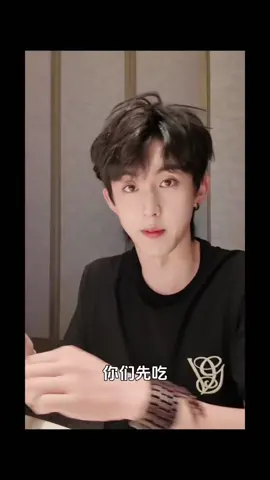 所以第一口到底谁先吃🤔 #郭俊辰 #guojunchen #mytype 