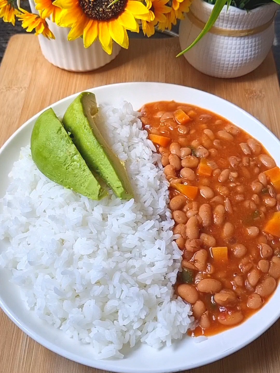 Lunch is served 😋. Rice and beans. What are you having for lunch today?? #ugandanfood #ugandanfoodie #ugandans #tiktokfoodies #lunchtime #lunchidea #lunchinspo #beans 