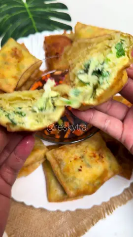 📌SAVE RESEPNYA 📌  - 26 lembar kulit lumpia  - 4 butir telur  - 7 batang daun bawang  - garam,lada micin kalau suka  - sayur kol kalau suka  Kuah acar cocolan  2 sdm gula merah 1 batang wortel 5 siung bawang merah Secukupnya cabai  1/4 sdt garam 3-4 sdm cuka masak 200 ml air #martabaktelur #resepmartabaktelur #martabaktelurmini #martabaktelurjadul