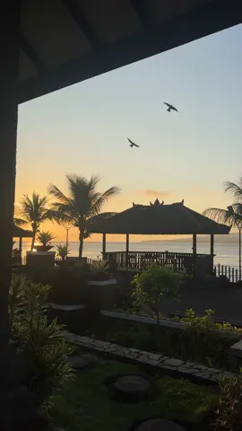 sunrise from the sunrise of Java 🌅🧡 #sunrise #sunriseofjava #banyuwangi #placetogo #fyp #rekomendasihotel #banyuwangitiktok 