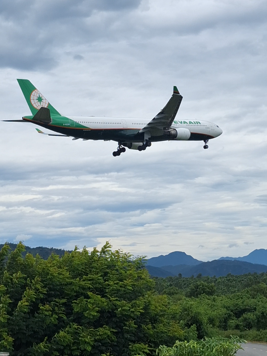 EVA Air A330 hướng về đường băng 35L sân bay Đà Nẵng. 