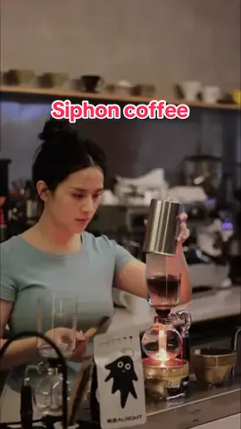 Hương mùa hè: mùi của mưa xanh mát ☘️ mùi ngai ngái của lá ướt, mùi đất nồng sau cơn mưa đầu mùa, thoảng trong gió là hương cà phê thơm ngát... #siphon #coffee #Summer #siphonbrewing 