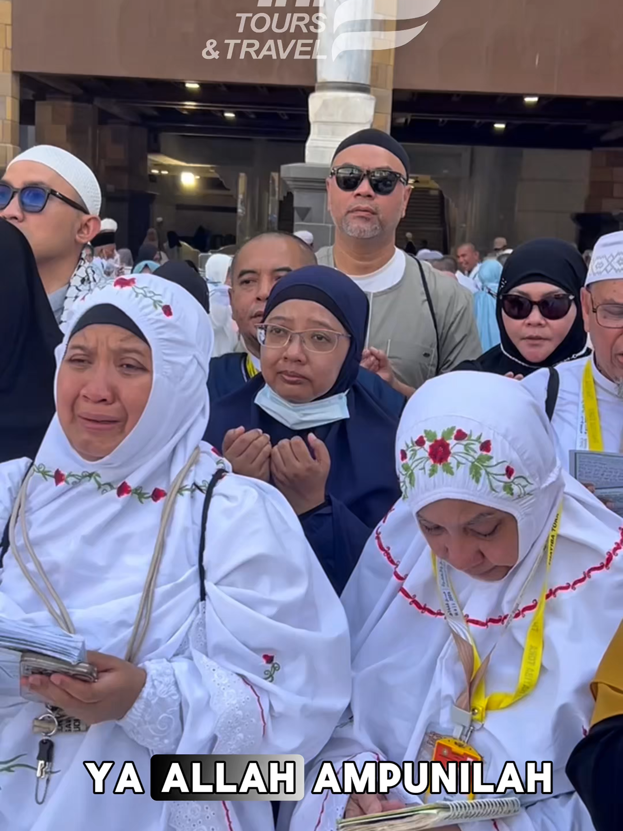 Doa terakhir depan Ka’ba sebelum meninggalkan Makkah. YaAllah YaRabb, kabulkan lah doa-doa kami yaAllah, mudahkanlah kami untuk dapat kembali beribadah di rumahmu yaAllah, Aamiin yaAllah Aamiin yaRabb 🤲🏻😭 #thayibatoratravel #haji #hajj #haji1446h #makkah #masjidilharammakkah