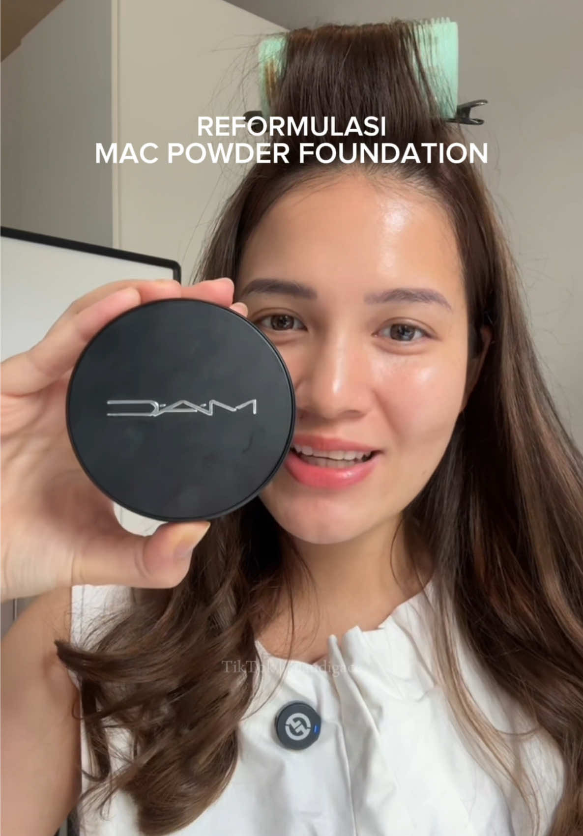 Biar ga bingung, memang ada perpindahan shade guys untuk MAC powder foundation versi terbarunyaa! Tips nya uda aku kasi di akhir video yaa #highendmakeup #MACStudioFix #EveryShadeOfYou #BackToMAC #MACCosmeticsID #IWearMAC #PowderFoundation #macpowderfoundation 