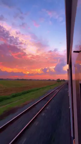 view sunset di kereta sore🤩 #sunset #keretaapiindonesia #sore #senja #fypageシ #kai121 #aesthetic 
