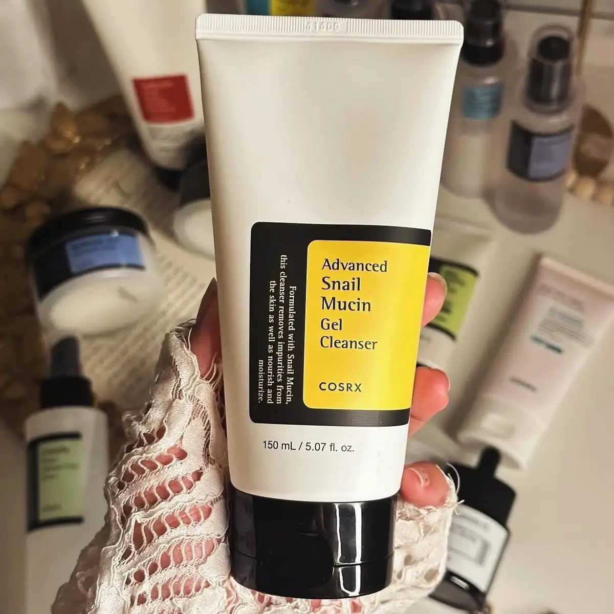 🌿✨ غسول الحلزون الكوري من COSRX ✨🌿 Advanced Snail Mucin Gel Cleanser 🐌💧 إذا تدورين على تنظيف عميق بدون ما يجفف بشرتچ أو يهيجها، لازم تجربين هالتحفة الكورية!  💧 أهم المميزات: ▫️ يحتوي على Snail Mucin 10,000 ppm لترطيب وتغذية البشرة  ▫️ ينظف البشرة بلطف ويفتح المسامات  ▫️ يهدّئ البشرة ويخفف الاحمرار والحبوب  ▫️ يخلي البشرة ناعمة ونظيفة بدون شد أو جفاف  ▫️ مثالي للبشرة الحساسة – الدهنية – المختلطة  ✨ قوامه جل، رغوته ناعمة، وريحتة خفيفة ومنعشة! 🫧 مثالي للاستخدام الصباحي والمسائي  خلي بشرتچ تجرب الفخامة الكورية 💁🏻‍♀️🇰🇷 عنوان موصل حي 17تموز مقابل منفذ صدف كي  تواصل وتساب 07712369556 توصيل لجميع انحاء العراق 🚚🚚
