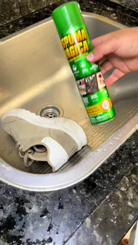 Produto sensacional para limpeza a seco de calçados, estofados, e qualquer outra superfície que você tenha em mente, testado e aprovado e com link de compra no vídeo, aproveita corre e garanta o seu! #espumamagica #limpeza #sapato #tenislimpo #dicas #tiktokshop 