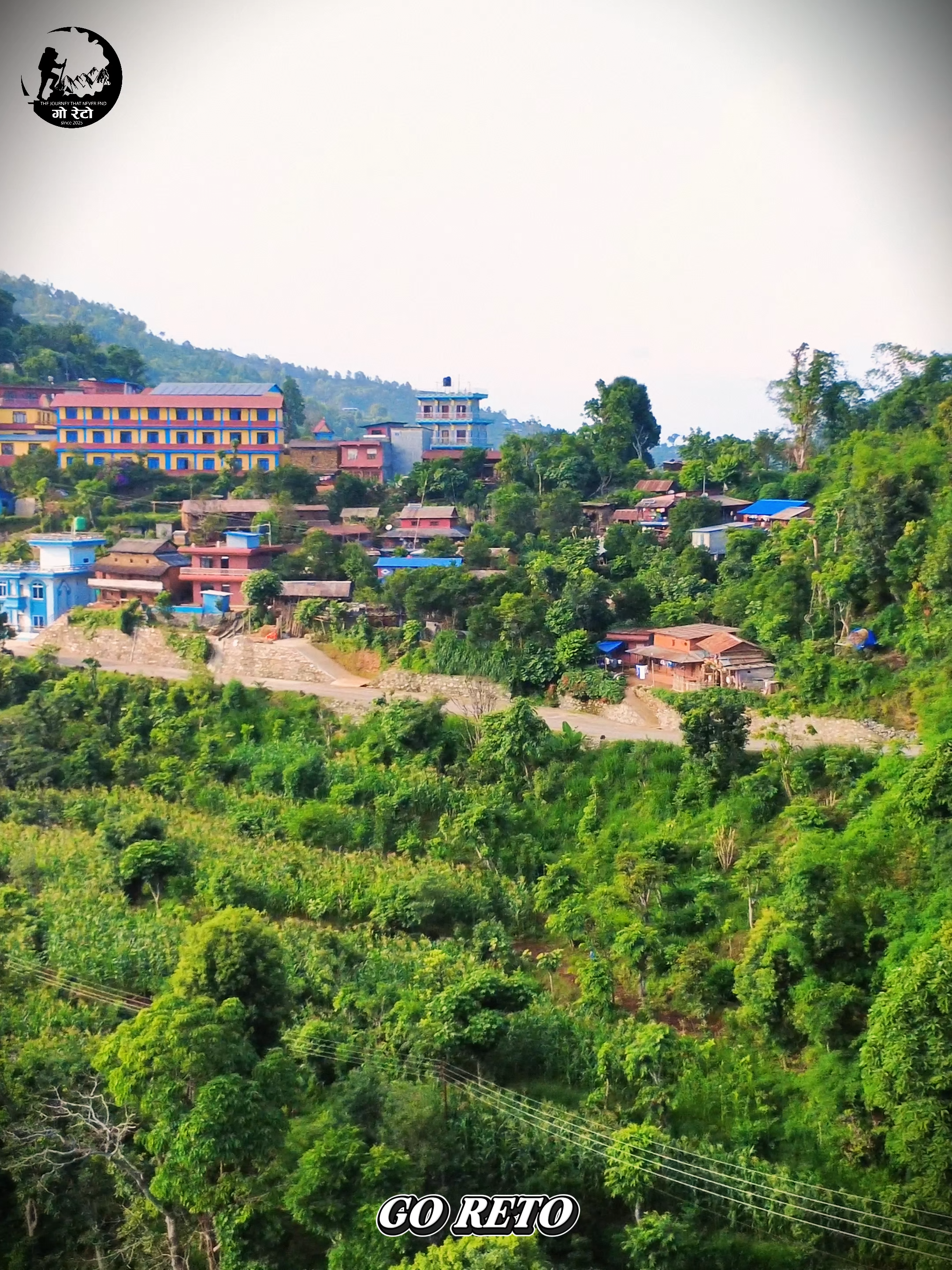 स्याङ्जा जिल्ला अन्तर्गत पर्ने चित्रे भञ्ज्याङ स्याङ्जा जिल्लाको एक महत्त्वपूर्ण भू-भाग हो जुन भूगोल, संस्कृति, ऐतिहासिकता र प्राकृतिक सौन्दर्यले भरिपूर्ण छ. यहाँबाट माछापुच्छ्रे, धवलागिरि जस्ता हिमश्रृङ्खलाहरू प्रस्ट देखिन्छन्, चित्रे भञ्ज्याङ आसपासका बासिन्दाहरू प्रायः मगर, ब्राह्मण, क्षेत्री जातिहरू हुन्,यहाँको संस्कृति विशेषतः मगर समुदायको चाड–पर्व, नाच–गान (जस्तै सोरठी, मारुनी, पान्छे बाजा) हरुमा झल्किन्छ,स्थानिय जनश्रुति अनुसार, यो क्षेत्र पुरानो व्यापारिक वा धार्मिक यात्राका लागि प्रयोग हुने पैदल मार्गको हिस्साको रूपमा पनि प्रयोग हुन्थ्यो,चित्रे भञ्ज्याङबाट सुन्दर सूर्योदय र सूर्यास्त हेर्न सकिन्छ,वरिपरि हरियाली, खेतबारी र जंगलले गर्दा यो स्थान पर्यटनको दृष्टिकोणले पनि सम्भावनायुक्त छ,यदि सरकारले पूर्वाधार विकासमा ध्यान दियो भने चित्रे भञ्ज्याङलाई आन्तरिक पर्यटन गन्तव्यको रूपमा विकास गर्न सकिन्छ,हाइकिङ, होमस्टे, सामुदायिक पर्यटनजस्ता सम्भावनाहरू यहाँ छन्,चित्रे भञ्ज्याङ पुग्न स्याङ्जा सदरमुकाम वा पोखराबाट सडक मार्ग प्रयोग गर्न सकिन्छ.❤🙏🇳🇵 #place #droneshot #cretorsearchinsight #shortvideo #goviral #chitre #goreto #beautiful #homestay #goretosince2025