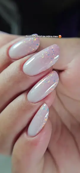 le adooor 😍 (nu stiu daca si clienta) 🤣🤣  #întreținere #unghiicugel #produseyasbeauty #nails #unghii #baza #rubber 