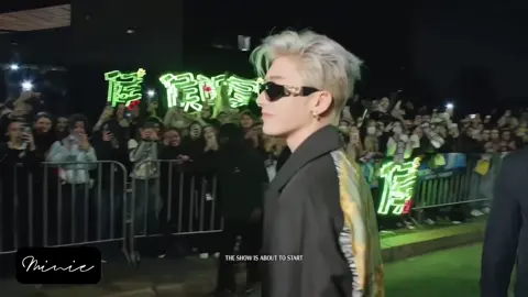 Chào đón Đại thiếu gia Hầu gia về nước 😎 #hauminhhao #houminghao #hầuminhhạo #neo #neohou #xuhuong #fashionweekmilan #versace 