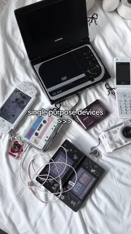 tragam de volta os aparelhos eletrônicos com um único fim e finalidade pf  #foryou #fy #fyp #retro #2000s #handheld #cybershot #psp #aesthetic #frutigeraero #nintendodsi #vintage #fliphone #jirai 