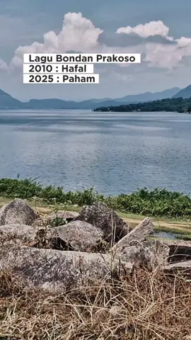 Bondan Prakoso adalah penyanyi, bassist, dan produser asal Indonesia yang lahir pada 8 Mei 1982 di Jakarta. Ia memulai karier sebagai penyanyi cilik dengan lagu populer seperti Si Lumba-Lumba. Setelah dewasa, Bondan menjadi bassist band Funky Kopral, lalu membentuk grup Bondan Prakoso & Fade 2 Black yang terkenal dengan lagu Ya Sudahlah, Kita Selamanya, dan Hidup Berawal dari Mimpi.