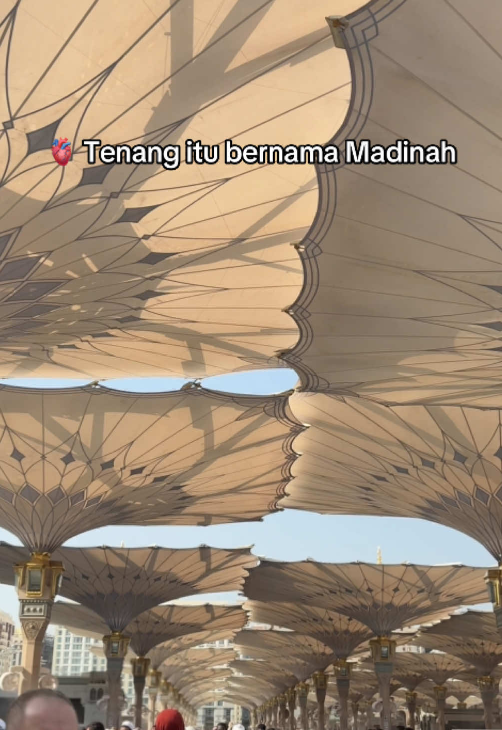 Madinah, tempat rindu menjadi doa yg hidup 🥹 #madinah #madinahalmunawaroh #masjidnabawi #fyp #quotes #quotesislam