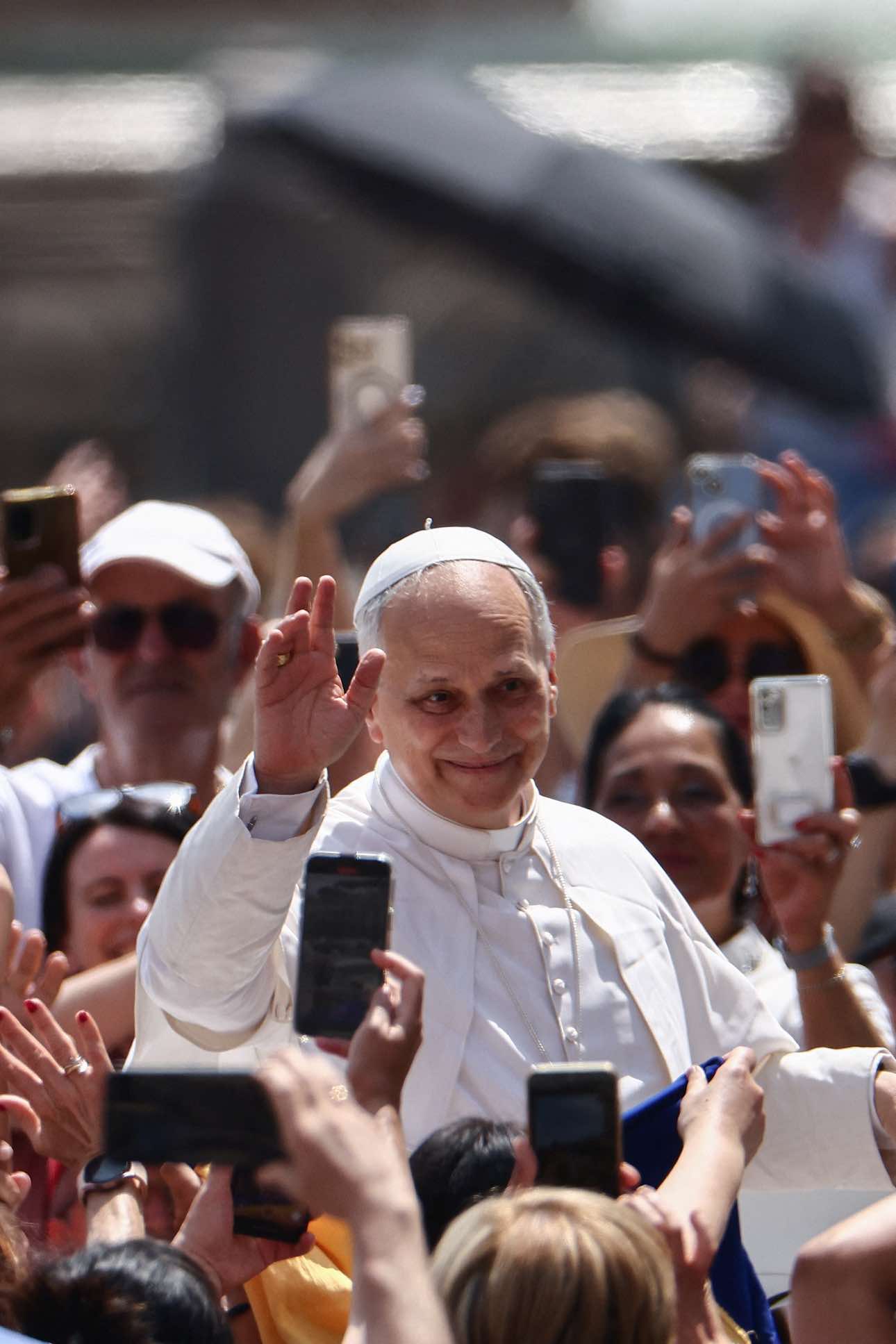 🍪 El papa #LeónXIV protagonizó un dulce momento en la Plaza de San Pedro. Mientras pasaba en el papamóvil entre la multitud, una pequeña le ofreció una galleta y el pontífice no solo la aceptó, sino que también se la comió a la vista de todos. El gesto ha sido celebrado por muchos, quienes lo ven como una muestra de cercanía, sencillez y humanidad en medio del estricto protocolo del #Vaticano.