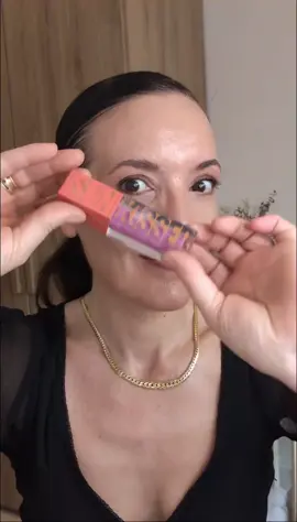 regalo de Maybelline New York @maybelline_es #maybelline #sunkisser  Hoy quiero presentarte el nuevo colorete+bronceador de Maybelline New York, Se trata del Sunkisser, un producto novedoso con acabado mate luminoso.  Con una sola gota, consigue una alta pigmentación y un efecto buena cara que dura hasta 12 horas. Mi tono es el LILAC CLOUD, uno de los 4 nuevos tonos que han lanzado recientemente  Además combinandolos entre ellos consigues una mejilla de impacto y una mayor intensidad  Os cuento que se trabaja muy bien a pesar de ser tan pigmentado, se integra en un suspiro, y aguanta genial en la mejilla todo el día, aunque no lo selles con un blush en polvo. Y deja un acabado tan bonito, que es como si el color saliese de tu propia piel. Tiene un puntito translúcido, que favorece muchísimo a todas las pieles y en especial a las pieles maduras  Se asienta super bien y queda muy fijo, es casi como un tinte. Yo no puedo parar de usarlo, y ya tengo un par de tonos en el punto de mira😍 Vas a caer con el? @maybelline_es  #maybelline #sunkisser #blushpink #blush #blushcream #blushverano @Maybelline España 