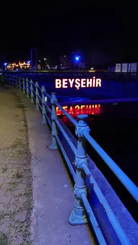 Söylemem gerekir ki senin gökyüzünde benim yerim yokmuş. Radyoda çalan, adını bilmediğin o sevdiğin şarkı bile olamazmışım ben. Kalabalıkta gözlerinin aradığı o insanda ben değilim. Sokağın köşesinden dönerken karşılaşmak istediğin insan veya birlikte lunaparka gidip eğlenmek istediğin kişi de ben değilim. Mutlu bir haberini benimle paylaşman zaten çok saçma olurdu. İnsan güzel haberlerini sevdikleri ile paylaşınca mutluluğu çoğalır. Seni gülümsetecek biri de ben değilim. Merak ettiğin, görmek istediğin, sarılmak istediğin o biri değilim. Ben senin hayatında hiçbir ânına dokunamadım. Hiç olarak girmeye çalıştım hayatına. Kendimce küçük tebessümler edindim. Ama o küçük tebessümlerin bir zaman sonra acı çığlıklara dönüşeceğini çok geç fark ettim. Şimdi de hiç var olmamış gibi beni yok ettin kendinden...🥀