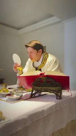 En la Eucaristía, encontramos de todo. Es frente al altar donde nuestros corazones descansan. En la Eucaristía, no solo celebramos, vivimos. Allí estamos alimentados sanar y entregar Es el Cuerpo del Señor que nos sostiene, nos levanta y nos mantiene en marcha. Sin la Eucaristía, estamos perdidos. Con ella estamos enteros. #eucaristia #fé #santamissa #padreandersonlima#PapaLeónXIV #fypシ゚viral #carloacutis #fypシ゚viral #parati #virgendeguadalupe #fyppppppppppppppppppppppp #fypシ #paratiiiiiiiiiiiiiiiiiiiiiiiiiiiiiii #IglesiaCatólica #sacerdotesentiktok #sacerdote #papafrancisco 