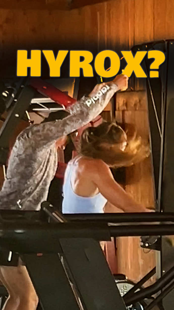Wie ist es 6 Tage nach nem  382KM Ultra sein erstes Hyrox Workout mit einer der besten Hyrox Athletinnen Weltweit (@Lucy Davis Fit) machen?  Lucy meinte lass mal eins machen und danach noch bei 36 Grad und Sonne KM ballern - ich hab fast meinen Schöpfer gesehen. Hyrox ist wirklich nochmal nen anderer Sport, du hast so gut wie keine Pausen, dein Puls geht komplett in den Himmel und du versucht einfach nur zu überleben. War super. Gerne wieder haha.