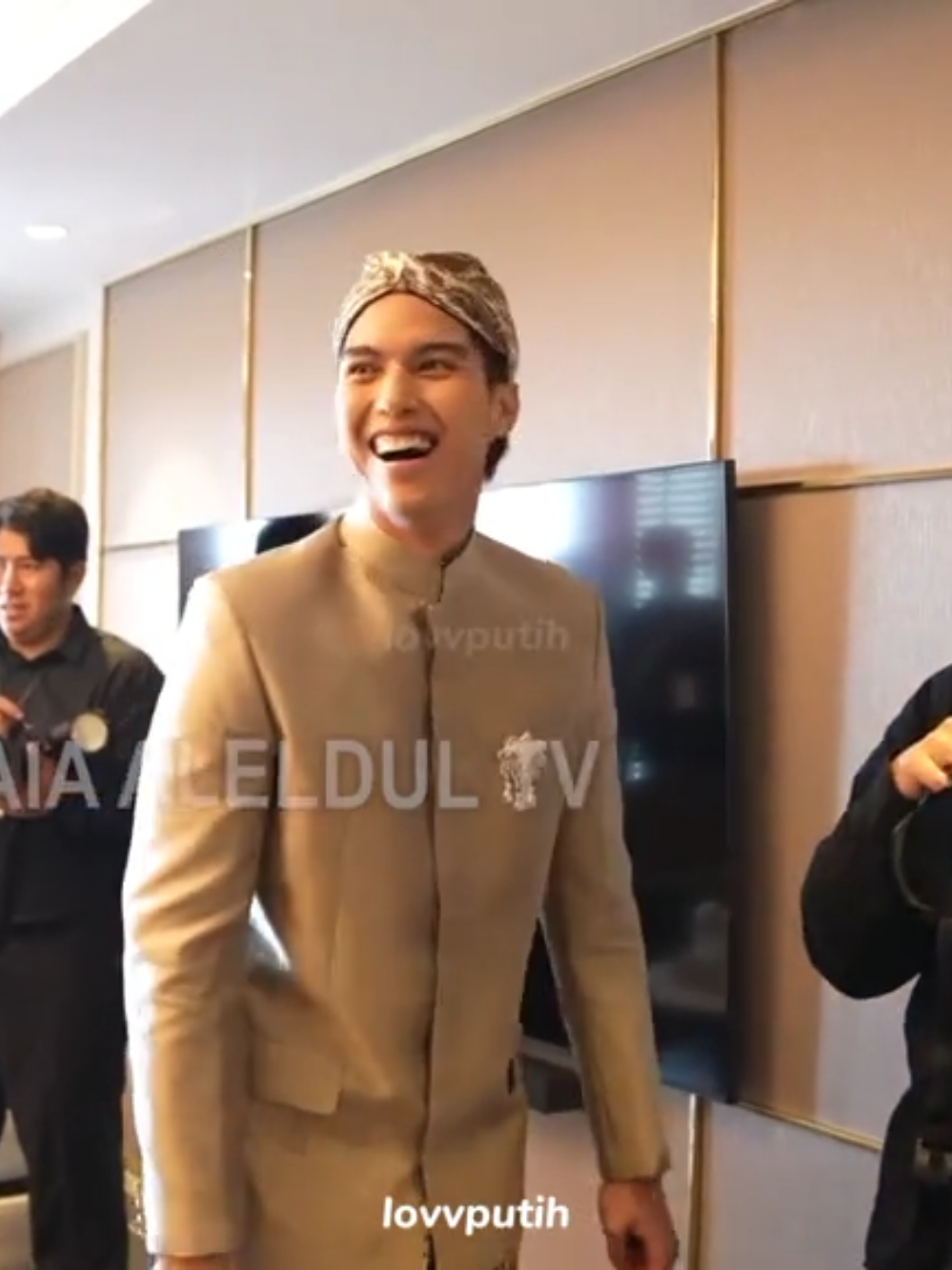 daddy : LOOK LOVELY LOOK LOVELYY🤍🤏 source youtube maia aleldul tv #elrumi #syifahadju #maiaestianty #irwanmussry #alghazali #duljaelani #tissabiani #terbaru #fyp #nikahan #pernikahan #akad