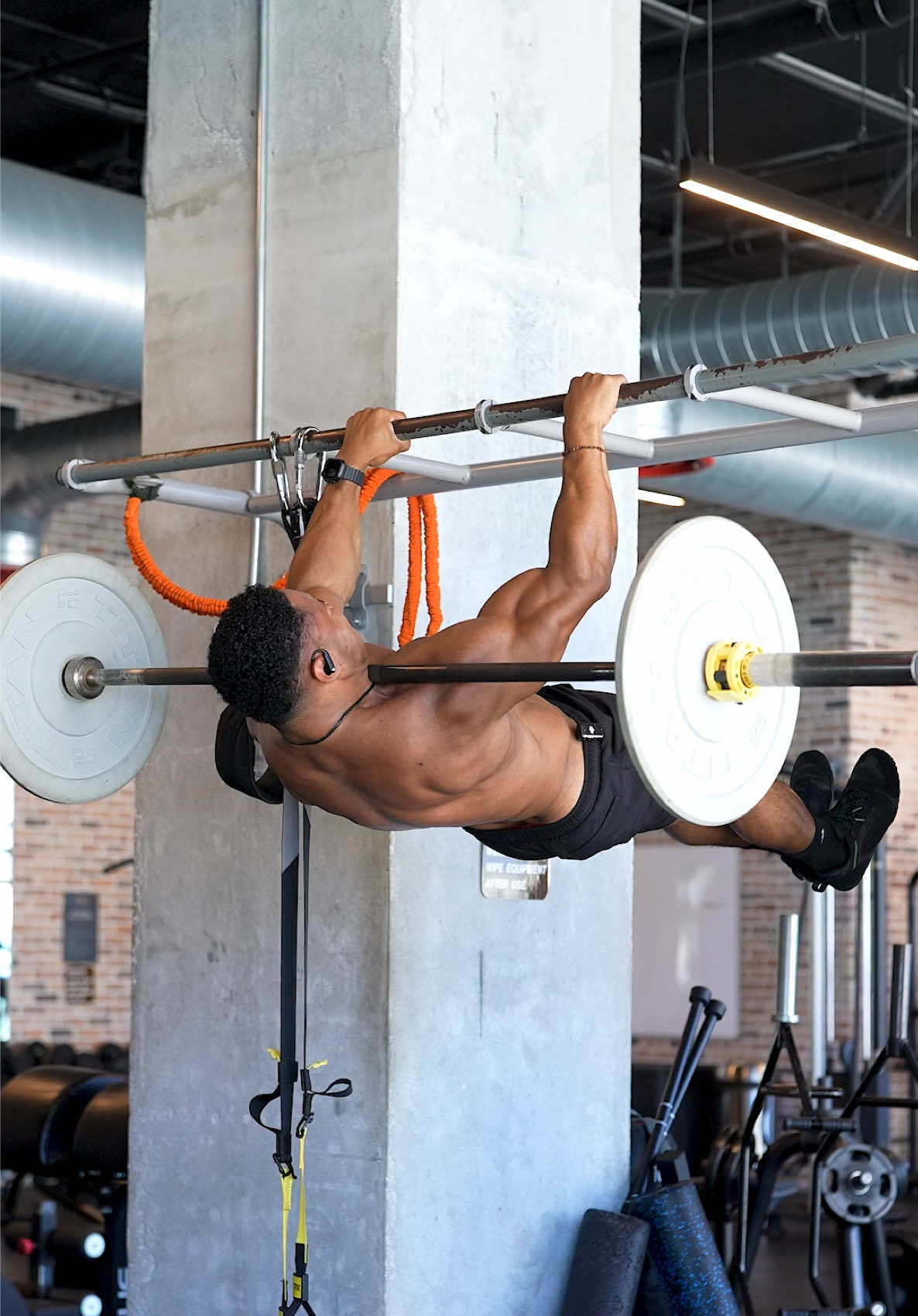 Had to test my neck strength 😳 Send this to someone #traininsaneorremainthesame  #beastmode #workoutmotivation #ﬁtnessmotivation #strenghttraining 