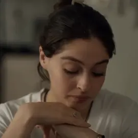he's everywhere in her bracelet,necklace,heart 🥺 #foryou #leyla #leylahayataşkadalet #cemrebaysel #alperenduymaz #fyp #foryoupage #turkishseries #leyciv #fypシ゚ 