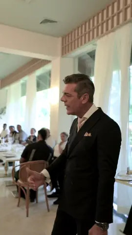 Señores, capacitar al equipo del hotel Trs Turquesa en Punta Cana, República Dominicana fue todo un honor. ⁣ Hablamos de técnica, actitud y del valor que tiene cada detalle en la experiencia del cliente. Gracias por abrirme las puertas. Seguimos elevando el arte de servir. ¡Olé tú! 🍷