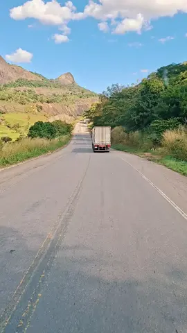 Vida na estrada.  #caminhaopaixao  #modao #amor  #poetadoscaminhoneiros  #sertanejo  #caminhaotop  #saudades #vidanaestrada  #caminhao 