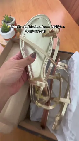 Você piscou e o look ficou completo ✨ Essa sandália dourada foi menos de R$40 e parece de loja cara! 💥 Confortável, versátil e com preço de atacado. 👡 Link tá na bio antes que acabe! #AchadinhosFashion #SandáliaDourada #LookBarato #EstiloPorMenos #AchadosDoDia #TikTokMeFezComprar