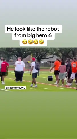 He look like the robot from big hero 6 🤣🤣🤣🤣