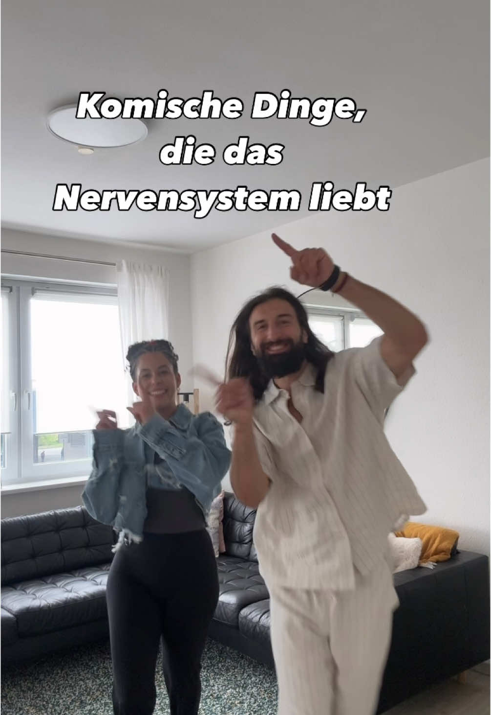 Komische Sachen, die deine Emotionen regulieren – und warum sie wirken 🧠✨ 🦶 Zehen wackeln Lenkt die Aufmerksamkeit von oben (Gedanken, Schamgefühl) in den Körper. Aktiviert sanft die Verbindung zum Boden, stimuliert die Tiefensensibilität und signalisiert Sicherheit im Nervensystem. 🎶 Summen Die Vibration regt den Vagusnerv an, beruhigt den Herzschlag und bringt das Nervensystem in den parasympathischen Modus – raus aus dem Alarmzustand. 💥 Wandpushups Leitet überschüssige Stressenergie über Muskelarbeit ab, bringt Spannung in Bewegung und gibt dem Körper ein klares „Ich kann handeln“-Signal. 👐 Körper ausklopfen Stimuliert die Haut- und Körperwahrnehmung, löst Spannungen, regt die Durchblutung an und unterstützt emotionale Entladung. 🕺 Arme hoch, Blick nach oben, hüpfen Körpersprache beeinflusst Stimmung direkt. Diese Haltung hebt das Energielevel, aktiviert Glückshormone und unterbricht depressive Körpermuster. ⚪️ Lunge 1 drücken Der Punkt unterhalb des Schlüsselbeins wirkt beruhigend auf das Brustzentrum. Leichter Druck entspannt, vertieft die Atmung und reduziert Angstgefühle über das vegetative Nervensystem. 🌀 Handtuch wringen Die rotierende Bewegung aktiviert Muskeln in Armen, Schultern und Rumpf. Durch gezielten Druck & Spannung baut der Körper Stresshormone ab – ideal bei innerer Anspannung oder Kontrollverlust. ✨ Kleine Tools, große Wirkung – dein Körper kennt den Weg zur Regulation. Welche Technik fühlt sich für dich gerade richtig an? 👇 #nervensystem #vagusnerv #körperarbeit #emotionaleRegulation #achtsamkeit #stressabbau #somatictools