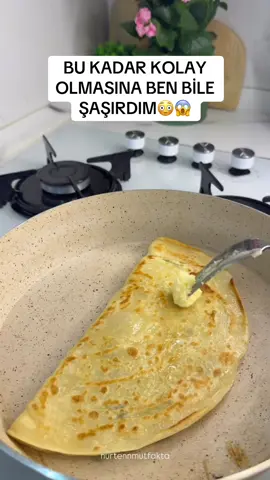 Bu kadar pratik ve lezzetli olması beni çok şaşırtan tariflerden👌Deneyin eminim sizde çok seveceksiniz 🤗 Videomu beğendiyseniz bir ❤️atmayı ve küçükte olsa bir yorum yapmayı unutmayın lütfen 🫶 Dökme Gözleme Tarifi Malzemeler: 	•	2,5 su bardağı su 	•	2 su bardağı un 	•	1 tatlı kaşığı tuz 	•	1 damla sıvı yağ (tava için) 	•	Tereyağı (üzeri için) İç Harcı (Önerilen): 	•	Rendelenmiş kaşar peyniri 	•	İnce doğranmış taze soğan Hazırlanışı: 	1.	Hamuru Hazırlayın: Geniş bir kaba suyu alın. Üzerine un ve tuzu ekleyip pürüzsüz, akışkan bir kıvam alana kadar çırpın. Kıvamı, krep hamuruna benzer olmalı. 	2.	Tavayı Hazırlayın: Yapışmaz bir tavayı ısıtın. İçine 1 damla sıvı yağ damlatıp bir peçete ile tüm yüzeye yayın. Tava hafifçe yağlı kalmalı. 	3.	Hamuru Pişirin: Tavaya bir kepçe hamur dökün ve tavayı eğerek hamurun ince bir tabaka halinde yayılmasını sağlayın. Alt kısmı kızarana kadar pişirin. 	4.	İç Harcı Ekleyin: Hamurun üzerine rendelenmiş kaşar peyniri ve taze soğan serpin. Malzemeyi eşit şekilde dağıtın. 	5.	Şekil Verin ve Devam Edin: Gözlemeyi ortadan ikiye katlayarak “D” şekli verin. Hafifçe bastırın ve diğer yüzünü çevirerek biraz daha pişirin. 	6.	Tereyağı ile Lezzet Katın: Üzerine tereyağı sürün. Her iki yüzü de güzelce kızardığında tavadan alın. #gözleme #hamurisi #pratiktarifler #kolay #pratik #keşfet #keşfetteyiz #homemade #cooking