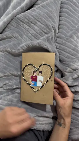 presentinho a mão que fiz pra minha linda de dia dos namorados 🥹 alguns imprevistos com a caneta branca que transferiu, mas ficou fofinho, vai dizer? 🤏🏽 #diadosnamorados #handmadewithlove #feitoamao #fyp #fypシ゚ #scrapbooking 