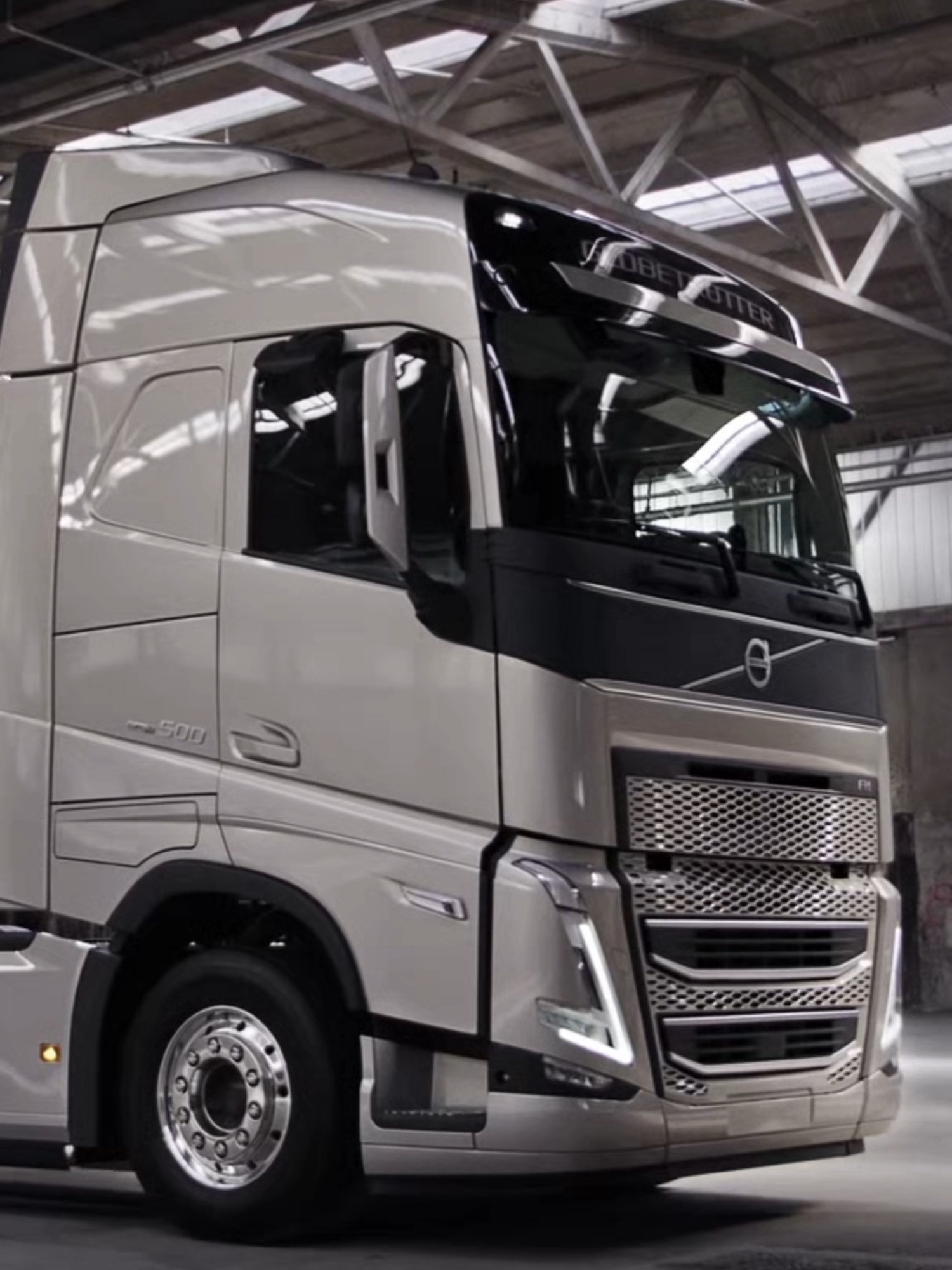 Así se ve la eficiencia con estilo. Volvo FH. 💨🚛✨ #VolvoEstáAquí #VolvoTrucks #VolvoFH #AcáEntreTruckeros #Mantenimiento #DirecciónDinámicaVolvo #Refacciones #camionesvolvo #camionerosvolvo #truckdriver #VolvoTrucksMx #CamionVolvo #volvotrucks #volvotruckmoment #volvotrucker #trucksdaily #camiondecarga #volvotruck #truck #VolvoTrucksMéxico